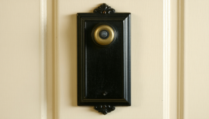 La restauration de la bakélite, ce matériau emblématique du début du XXe siècle, représente un art en soi, surtout lorsqu&rsquo;il s&rsquo;agit de préserver ses objets phares tels que les boutons de sonnette vintage. Alliant nostalgie et authenticité, ces éléments sont [&hellip;]